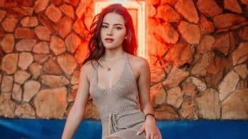 Nicole Parham Nikmati Senja di Pantai Pakai Dress Mini Belahan Dada Rendah