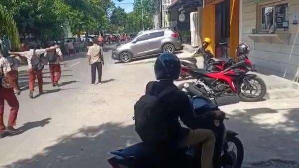Ngeri! SMA Komplek Surabaya Digeruduk Sekelompok Pelajar Bawa Sajam