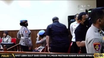 Sosok Seorang Polwan Tertangkap Kamera Usap Matanya setelah Ferdy Sambo Dipecat, Sampai Jadi Sorotan Sosok Seorang Polwan Tertangkap Kamera Usap Matanya setelah Ferdy Sambo Dipecat, Sampai Jadi Sorotan