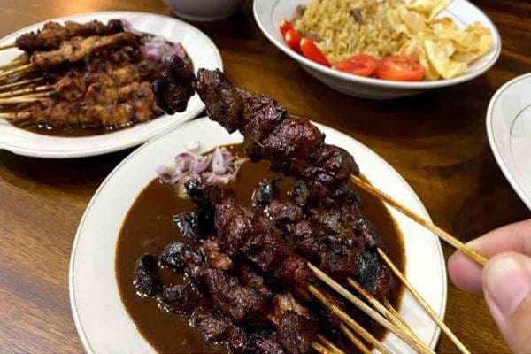Mencicipi Sate Legendaris di Malang, Daging dan Bumbunya Buat Ketagihan