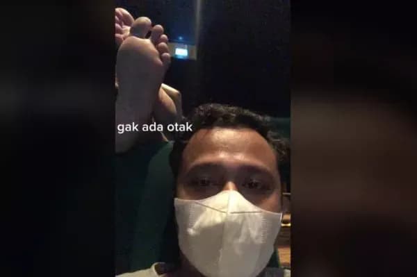 Ajaib! Pria Ini Angkat Kaki di Kursi Bioskop, Netizen Marah