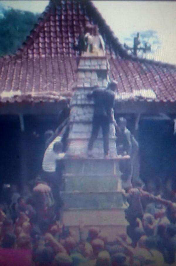 Wah, Tumpeng Uang Raksasa Tinggi 7,7 Meter Jadi Rebutan Warga Banjarnegara untuk Tradisi Desa Wah, Tumpeng Uang Raksasa Tinggi 7,7 Meter Jadi Rebutan Warga Banjarnegara untuk Tradisi Desa