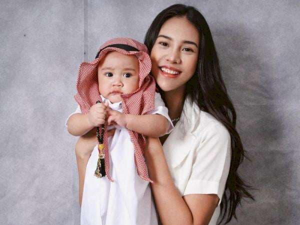 Anya Geraldine Pegang Rayyanza Serasa Gendong Pangeran Arab, OMO Gemas Tante atau Adiknya?