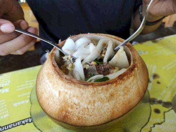 Bikin Penasaran! Di Purbalingga Ada Batok Kelapa Isi Soto, Pakai Sambel Jadi Tambah Jos!