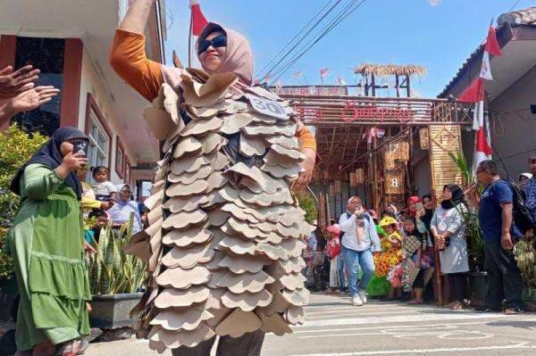 Unik! Emak-Emak Ikut Lomba Fashion Show, Pakai Busana dari Limbah Plastik hingga Kertas Bungkus