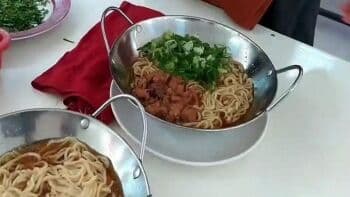 Lezatnya Mie Ayam Sak Wajan di Kendal, Wisata Kuliner Unik Disajikan di Penggorengan