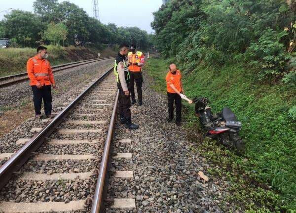 Pulang Mengantar Anak Sekolah, Ibu-ibu Terserempet Kereta di Perlintasan Kereta Tanpa Palang Pintu