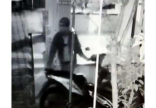 Tahu Terekam CCTV, Maling Motor di Sidoarjo Ini Tetap Santai Tahu Terekam CCTV, Maling Motor di Sidoarjo Ini Tetap Santai