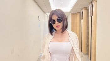 Potret Seksi Angela Lee Berkemben Putih Ketat, Netizen: Menggoda!