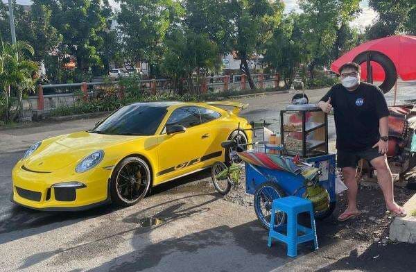 Momen Crazy Rich Surabaya Jajan Pinggir Jalan dengan Mobil Mewah