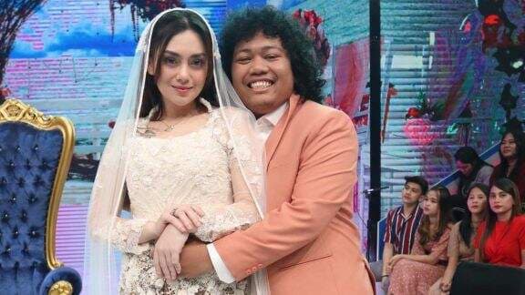Perjalanan Cinta Celine Evangelista yang Kini Ingin Menikah dengan Marshel Widianto, Sempat Dituding Pernah Menikah Sesama Jenis Perjalanan Cinta Celine Evangelista yang Kini Ingin Menikah dengan Marshel Widianto, Sempat Dituding Pernah Menikah Sesama Jenis