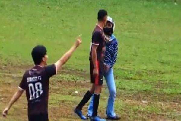 Viral! Pemain Sepak Bola Tarkam Dijemput Pacar di Tengah Lapangan