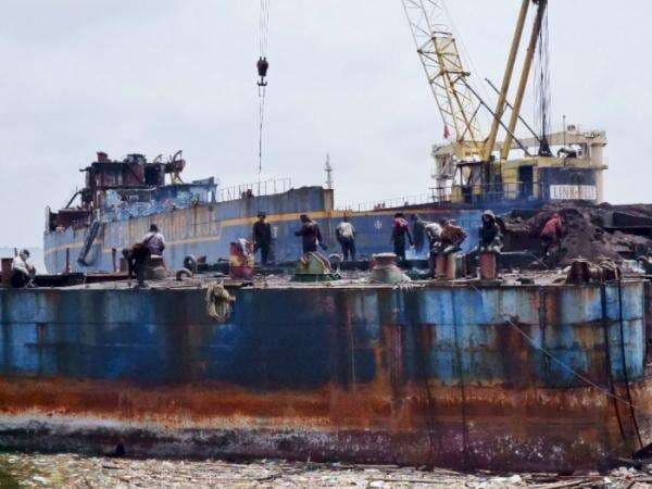 Di Tangan Mereka, Bangkai Kapal Raksasa Dibelah dan Menjadi Cara Mencari Nafkah