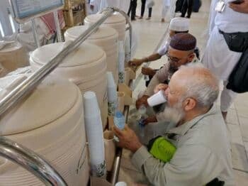 Bacaan Doa saat Minum Air Zam Zam Beserta Keutamaannya yang Luar Biasa Besar!