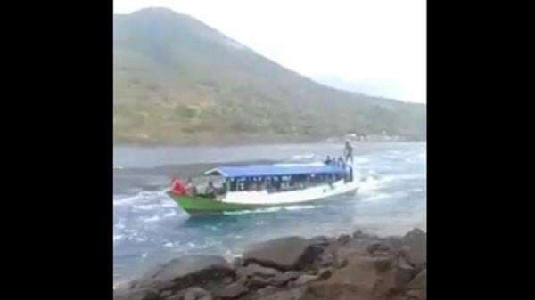 Viral Perahu Masuk Pusaran Arus hingga Nyaris Tenggelam di Alor, Penumpang Teriak Histeris