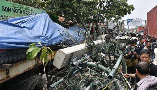 Penampakan Truk Kontainer Tabrak Halte di Bekasi, 7 Anak Sekolah Meninggal