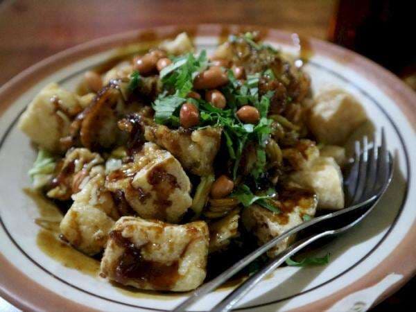 Jangan Kesiangan! Demi Tahu Kupat “Murah” Ini Warga Solo Rela Antre dari Subuh!