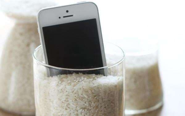 7 Cara Mengatasi Speaker HP Kemasukan Air, Mana yang Paling Ampuh?