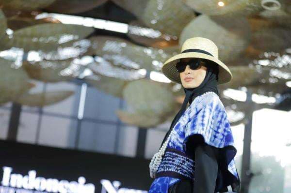 Vivi Zubedi Tampilkan Kain Sasirangan Kontemporer di NYFW 2023, Beri Sentuhan Siluet Kekinian