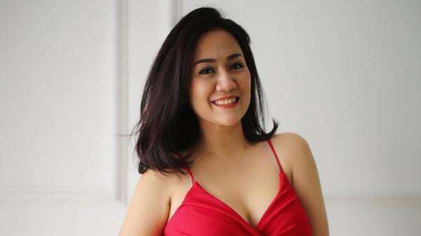 Foto Tante Ernie pakai Outif Merah Menyala Ngalahin Gadis-Gadis Muda!