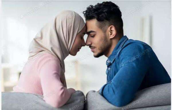 3 Makna Istri Mencium Tangan Suami Menurut Islam