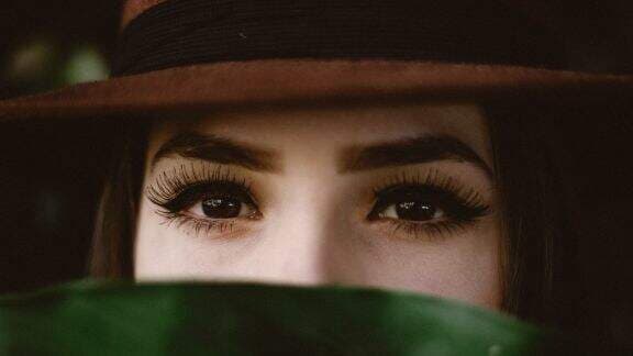 Alih-alih Cantik Malah Jadi Penyakit, Wanita Ini `Berubah` Jadi Zombie Setelah Eyelash Extensions! Kok Bisa Sih?