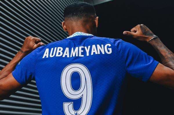 Resmi Berseragam Chelsea, Aubameyang Berani Pakai `Nomor Kutukan`
