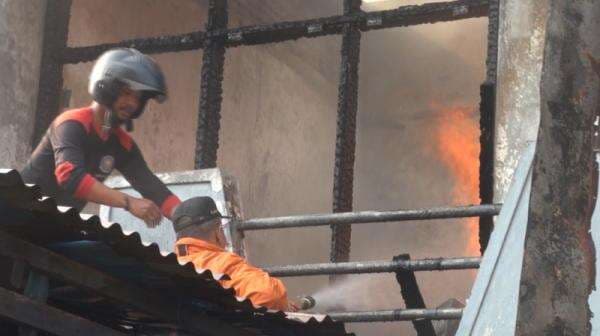 Ditinggal Pergi, Rumah Dua Lantai di Mojokerto Hangus Terbakar