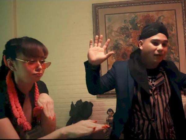 Gaya Denise Chariesta dan Habib Jindan Bergaya ala Dukun di 'Istilah Kata' Dipuji Netizen