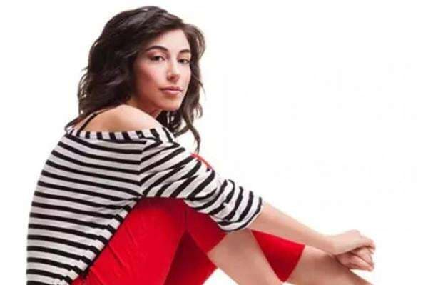 4 Padu Padan Outfit Celana Merah, Tampil Beda Itu Keren!