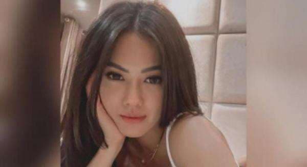Gaya Seksi Nita Gunawan Selfie di Kamar, Pakai Tank Top