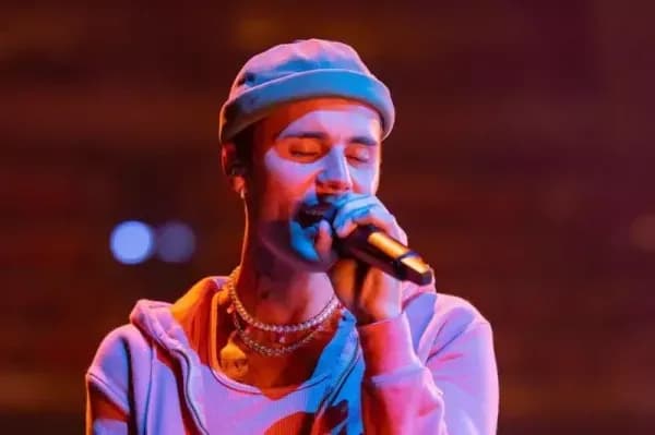 Justin Bieber Pakai Sandal Jepit Botol Plastik, Harganya Rp13 Juta