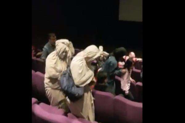 Viral! Penonton Bioskop Pakai Kostum Pocong saat Nonton Pocong Mumun