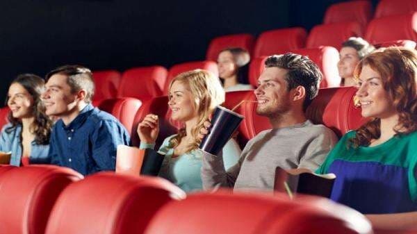 Viral Video Penampakan Dua `Pocong` Ikut Nonton Film Horor di Bioskop