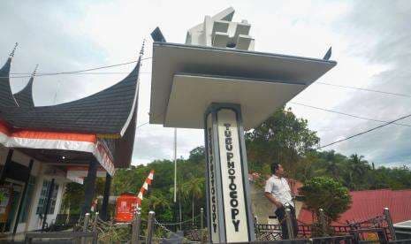 In Picture: Patung Mesin Fotokopi Menjadi Tugu di Nagari Atar, Tanah Datar Sumbar