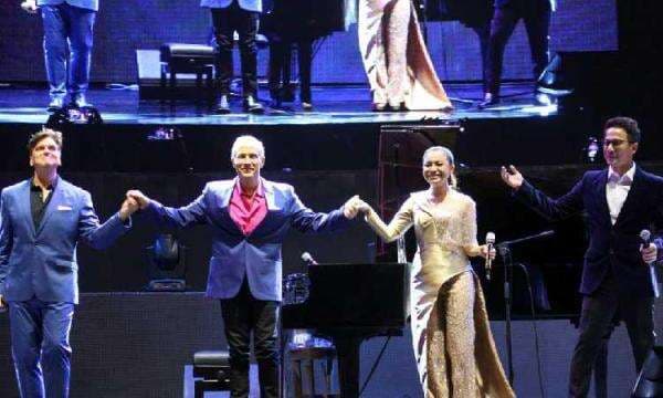 Kemeriahan Konser Jim Brickman Diselimuti Suasana Romantis Hingga Hadirnya Sekotak Nastar Kemeriahan Konser Jim Brickman Diselimuti Suasana Romantis Hingga Hadirnya Sekotak Nastar