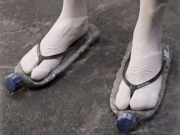 Terkuak Fakta Sandal Botol Plastik Balenciaga yang Dipakai Justin Bieber, Segini Harganya