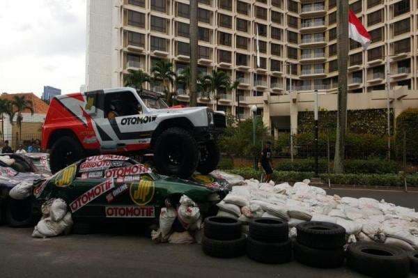 Gamon Beraksi di Hari Kedua Otobursa Tumplek Blek 2022, Ekstrem Lindas Mobil Sedan