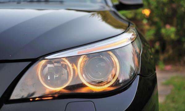 Cara Melepas Bohlam lampu Mobil Dengan Mudah dan Benar