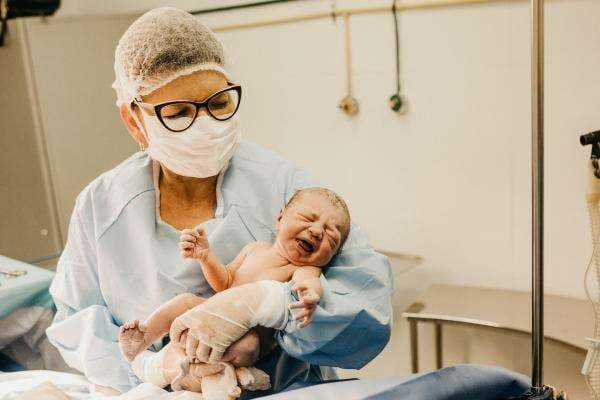 15 Arti Mimpi Menggendong Bayi, dari Pertanda Rezeki hingga Musibah