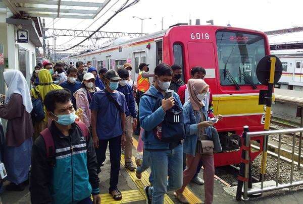 Ini Cara Mudah Menemukan Barang Tertinggal di Gerbong KRL