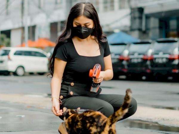 Ariel Tatum Terciduk Kasih Makan Kucing Liar di Jalan: Itu Manusia atau Malaikat sih
