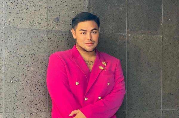 Ivan Gunawan Akui Laki-Laki yang Dipangku Manja adalah Pria Simpanan 15 Tahun, Wow