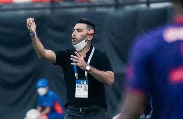 Manajemen Arema FC Perjuangkan Javier Roca Pimpin Laga Lawan Persib