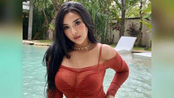Penampilan Amelia NS, Selebgram yang Buka-Bukaan Bikin Pria Ketagihan Memandangnya