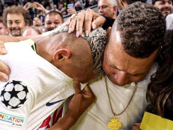 Terharu Cetak Gol Debut di Liga Champions, Richarlison Nangis Bareng Ayahnya
