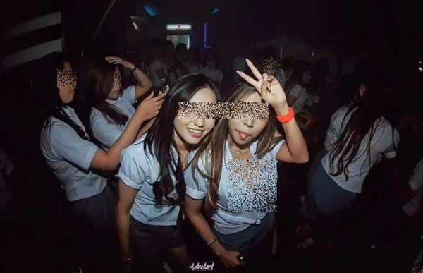 Viral, Pemandu Lagu Berseragam SMA Asyik Joget di Tempat Hiburan Malam