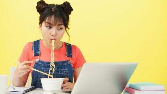 Dijamin Berat Badan Gak Bakal Naik, 5 Tips Makan Mi Instan yang Sehat dan Bergizi Tinggi