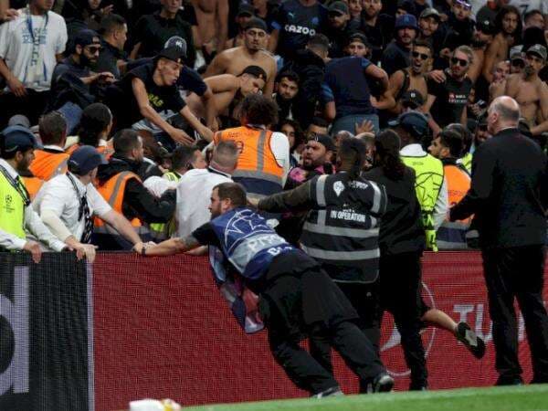 Rusuh! Suporter Marseille Copot Spanduk LGBT di Markas Tottenham