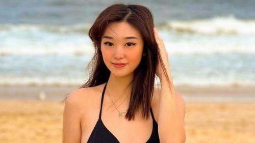 Pose Hot Livy Renata di Ranjang Pakai Dress Mini Hitam Pose Hot Livy Renata di Ranjang Pakai Dress Mini Hitam